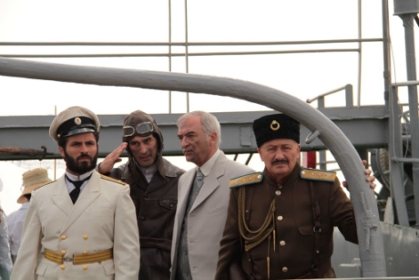 Большие проблемы – слева направо: капитан (Ильгар Мусаев), Мурад (Заур Шафиев), Теймур (Полад Бюльбюль оглы), военный министр (Мурад Ягизаров)