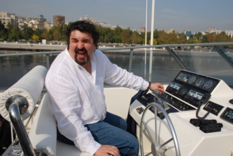 По водной глади Каспийского моря друзей катает на собственной яхте Игорь Золотовицкий