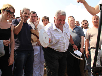 22 августа 2011 года Юлий Гусман дал команду «Мотор!» на Абшеронском полуострове близ острова Пираллахи. И начались съёмки продолжения легендарного фильма «Не бойся, я с тобой–1919!»