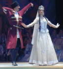 Азербайджанские танцоры в национальном костюме